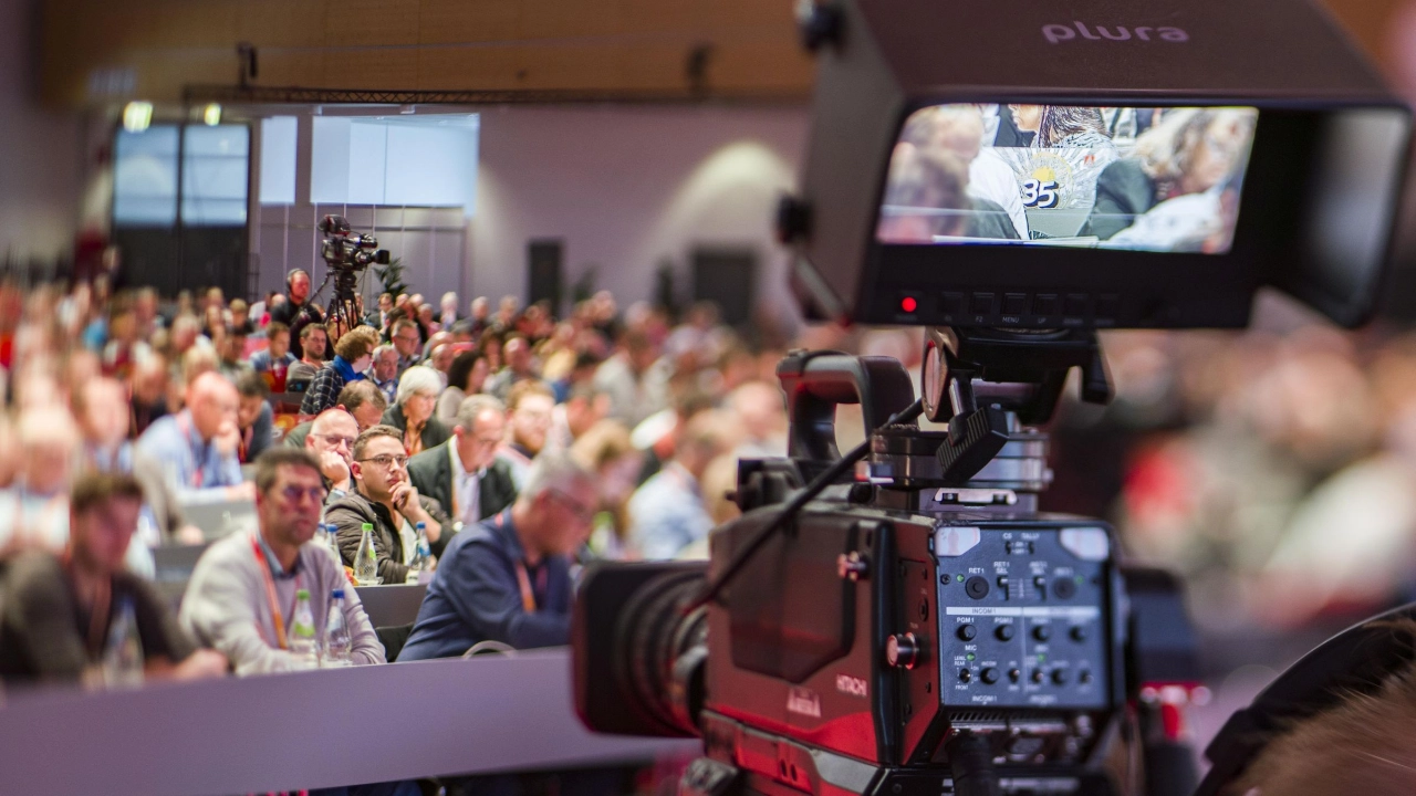 eine Kamera filmt die Delegierten auf dem Gewerkschaftstag 2019 der IG Metall
