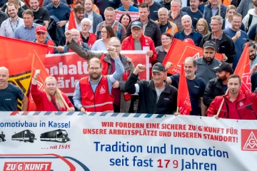 Rund 500 Beschäftigte fordern Klarheit über Zukunft des Alstom-Werks
